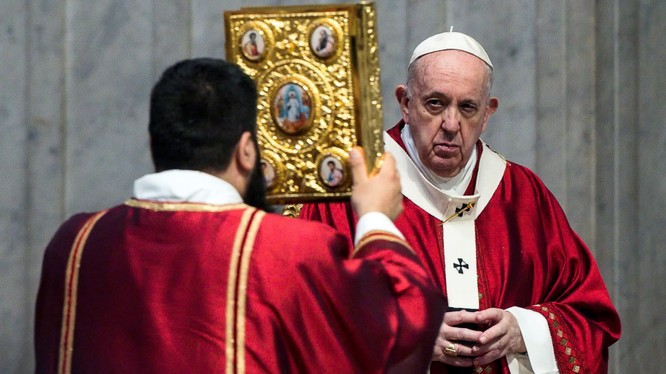 Đức Giáo Hoàng Francis đang tiền hành thánh lễ trong thánh đường Thánh Peter tại Vatican ngày 29/6/2020. (Ảnh: Nikkei Asian) Review