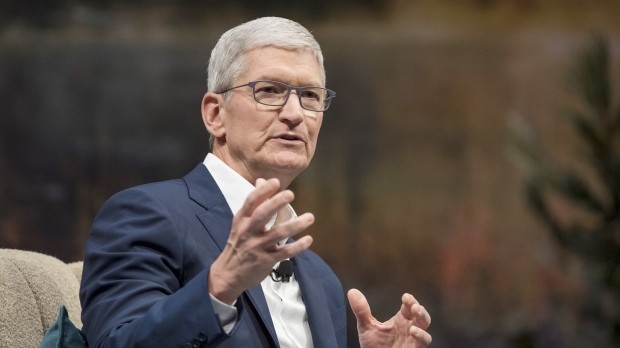 Doanh thu lên như "diều gặp gió" của Apple đã đưa CEO Tim Cook gia nhập hàng ngũ tỷ phú USD. (Ảnh: CTV News)