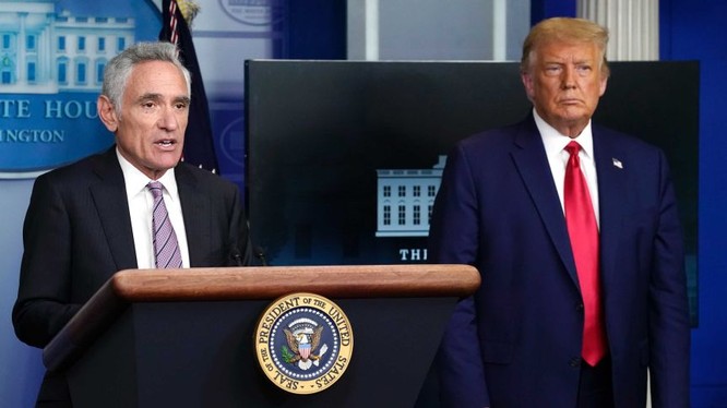 Cố vấn Scott Atlas (trái) được cho là thường nói chuyện cùng với Tổng thống Trump về các vấn đề liên quan đến đại dịch tại các cuộc họp ở Nhà Trắng. (Ảnh: ABC)