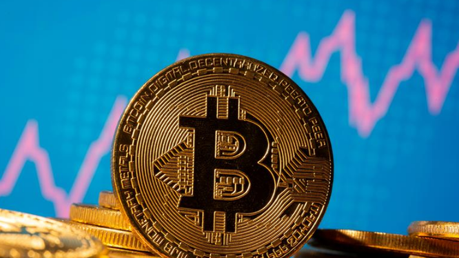 Bitcoin lần đầu tiên tăng vượt mức 30.000 USD, chỉ vài tuần sau khi phá mốc quan trọng 20.000 USD. Ảnh: Reuters