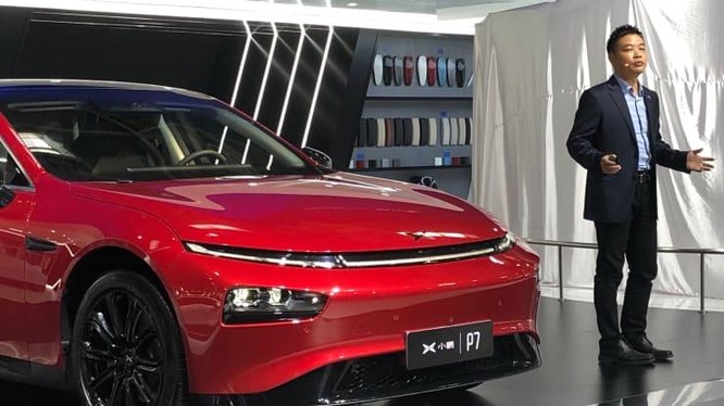 CEO Xpeng He Xiaopeng đứng cạnh chiếc sedan điện P7 của công ty trong buổi ra mắt sản phẩm vào năm 2020. Ảnh: CNBC