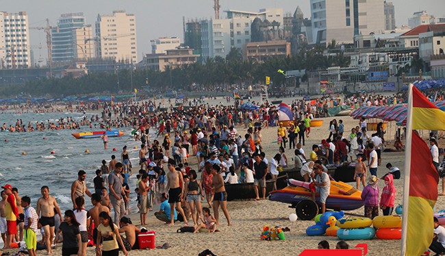 Đà Nẵng sẽ xử phạt từ 50.000-500.000 đồng nếu xả rác tại các bãi biển, khu công cộng trên toàn thành phố.