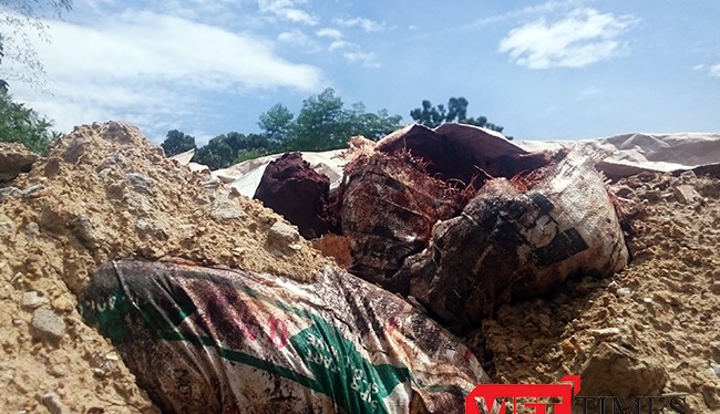 Người dân sống xung quanh bãi rác Khánh Sơn hốt hoảng khi phát hiện hàng trăm bao chất thải lạ được chôn lấp tại khu vực