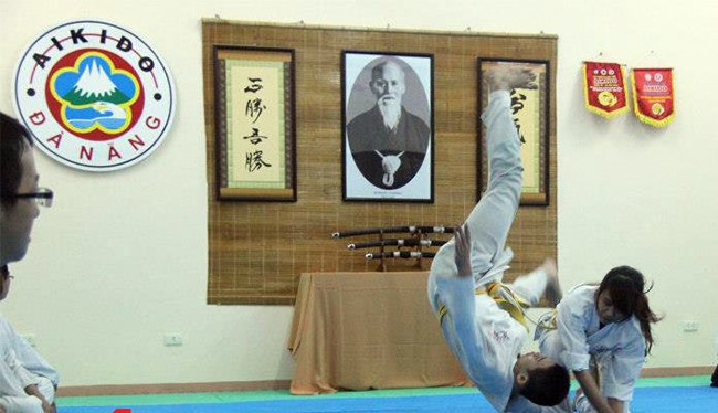 Từ năm học 2016-2017, ĐH Đông Á sẽ đưa bộ môn võ aikido vào chương trình giáo dục thể chất cho sinh viên nhằm nâng cao kỹ năng phòng vệ cho sinh viên.