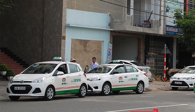 Trong khi các cán bộ liên quan đến việc cấp phép hoạt động cho hãng taxi Hải Vân bị kỷ luật thì Phó Chủ tịch UBND TP Đà Nẵng lại đề xuất cho hoạt động này