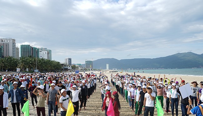 Sáng 26/8, hơn 1.000 sinh viên ĐH Đông Á đã tình nguyện tham gia làm tình nguyện viên bảo vệ voọc chà vá chân nâu và gửi thông điệp bảo vệ môi trường biển.