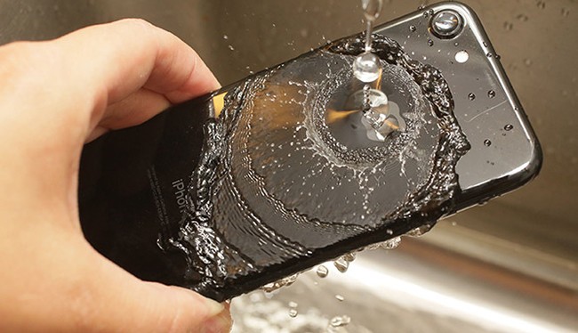 Ngày càng nhiều smartphone kháng nước xuất hiện với cách thức khác nhau