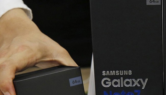 Một nhân viên Samsung tại Hàn Quốc đang sắp xếp lại ngay ngắn các hộp đựng Galaxy Note 7 thay thế