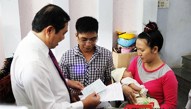 Chiều 3/10, ông Huỳnh Đức Thơ, Chủ tịch UBND TP Đà Nẵng đã đến thực hiện trao giấy khai sinh và hoa chúc mừng cho các công dân mới chào đời của Đà Nẵng.
