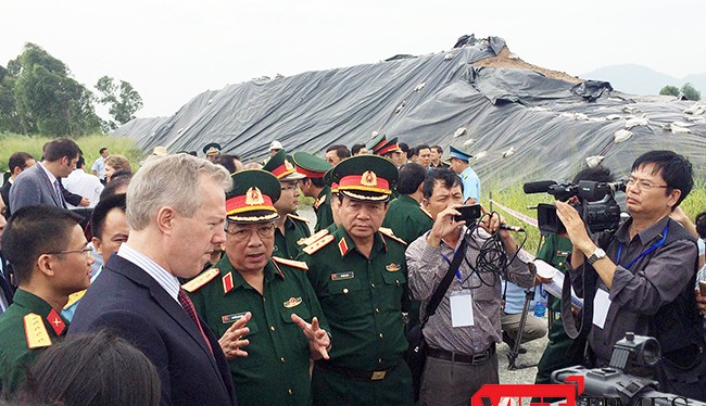 Thứ trưởng Bộ Quốc phòng Việt Nam Thượng tướng Nguyễn Chí Vịnh và Đại sứ Hoa Kỳ tại Việt Nam Ted Osius tại buổi khởi công Giai đoạn 2 xủ lý dioxin tại Sân bay Đà Nẵng