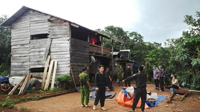 Lực lượng công an khám nghiệm hiện trường tại nhà bị can Đặng Văn Hiến.