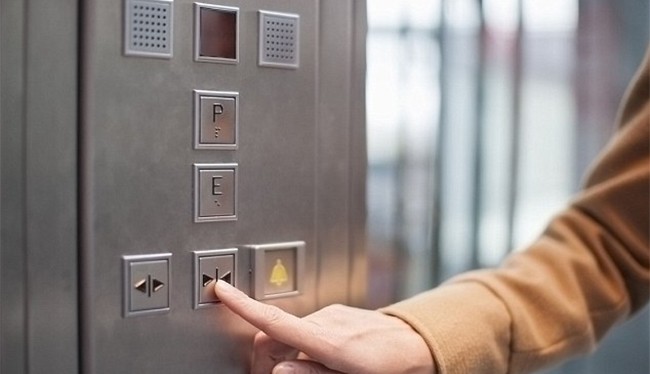 Ấn nút “đóng” không giúp cửa thang máy đóng nhanh hơn (Ảnh: Shutterstock)