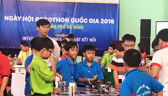 Sáng 30/10, 236 "kỹ sư robot nhí" là học sinh đến từ 11 trường tiểu học và Trung tâm Robotic trên địa bàn TP Đà Nẵng đã tham dự Ngày hội Robothon 2016 với chủ đề Internet of Things.