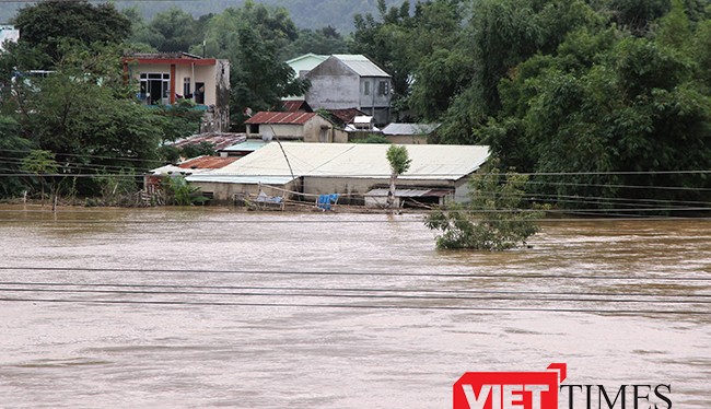 Từ đêm hôm qua đến chiều 2/11, trên địa bàn các huyện miền núi tỉnh Quảng Nam có mưa lớn khiến các thuỷ điện động loạt xả lũ làm nhiều khu vực trên địa bàn tỉnh bị ngập nặng.
