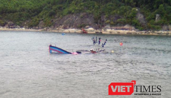 Quảng Ngãi nỗ lực tìm kiếm 4 ngư dân rơi xuống biển