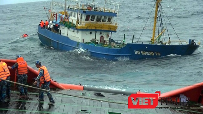 Lực lượng Cảnh sát biển nỗ lực cứu nạn tàu cá vỏ thép BĐ 99939 TS