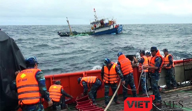 Tàu Cảnh sát biển cứu tàu cá vỏ thép BĐ 99939TS bị sóng đánh chìm trên biển