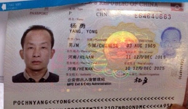 Hành khách Yang Yong (quốc tịch Trung Quốc, số hộ chiếu E64640663) bị cơ quan chức năng xử phạt vì hành vi lục túi xách của người khác trên cùng chuyến bay.