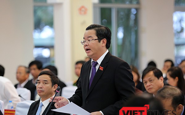 Đại biểu Lê Minh Trung, Bí thư Quận ủy Thanh Khê thảo luận tại ngày họp thứ 2, Kỳ họp thứ 3, HĐND TP Đà Nẵng khóa IX diễn ra sáng 7/12.