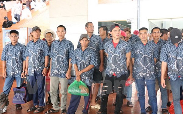 Các ngư dân tại sân bay Soekarno Hatta, Indonesia trước khi về nước. (Ảnh: Đỗ Quyên/Vietnam+)