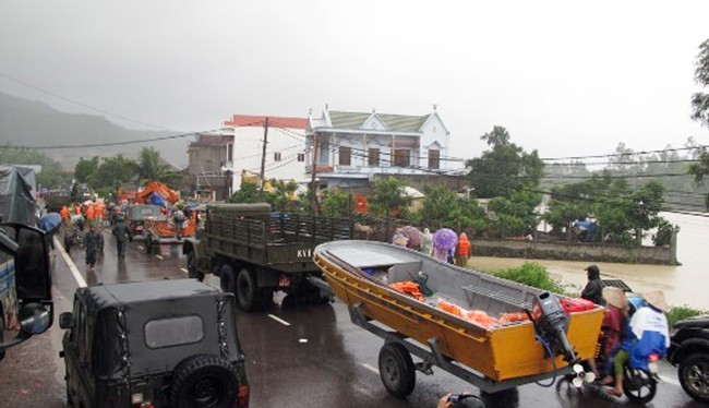 Văn phòng Chính phủ vừa có thông báo ý kiến kết luận của Phó Thủ tướng Trịnh Đình Dũng yêu cầu huy động nguồn lực khắc phục hậu quả mưa lũ ở khu vực miền Trung (Ảnh Nguyên Phúc)