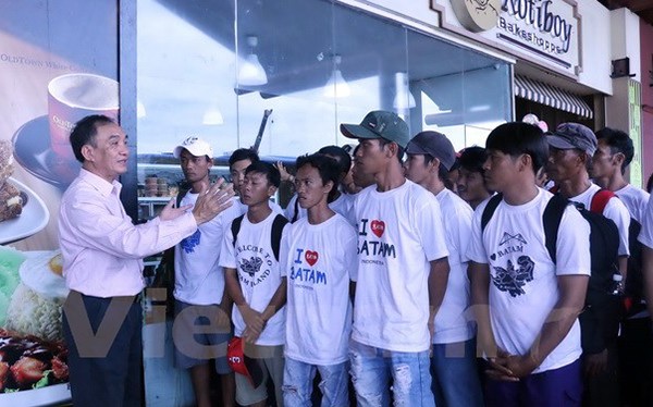 Ngày 17/1, tại Sân bay quốc tế Soekarno Hatta (Indonesia), 70 ngư dân trong tổng số 165 ngư dân Việt Nam bị bắt giữ do vi phạm vùng biển của Indonesia trong khi đánh bắt hải sản đã được trao trả về nước ăn Tết Đinh Dậu