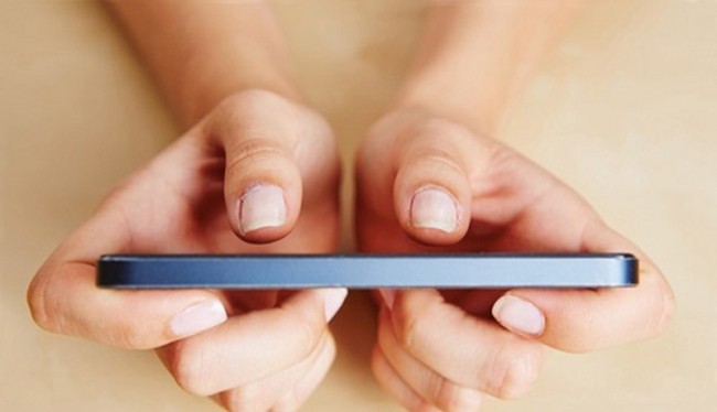 Dùng 2 ngón tay là 1 trong 5 cách nhập liệu cực nhanh trên smartphone mà người dùng có thể áp dụng đối với bất kỳ smartphone nào có bàn phím cảm ứng