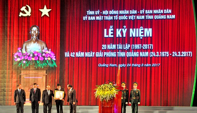 Thủ tướng Chính phủ Nguyễn Xuân Phúc thay mặt Đảng, Nhà nước trao tặng Huân chương Độc lập hạng Nhất cho tỉnh Quảng Nam