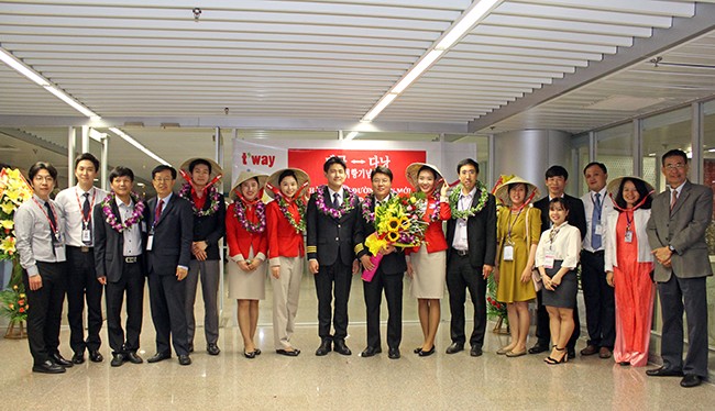 Lễ đón chuyến bay đầu tiên đáp xuống Cảng Hàng không quốc tế Đà Nẵng của T’way Air từ Daegu có đại diện Sở du lịch Đà Nẵng và đại diện Thành phố Daegu thường trú tại Đà Nẵng và đại diện Cảng Hàng không quốc tế Đà Nẵng.