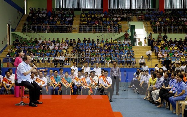 hủ tướng Chính phủ Nguyễn Xuân Phúc tại buổi đối thoại trực tiếp với 3.000 công nhân, người lao động thuộc các khu công nghiệp, khu chế xuất 8 tỉnh, thành phố khu vực phía Nam từ Đà Nẵng đến TP Hồ Chí Minh