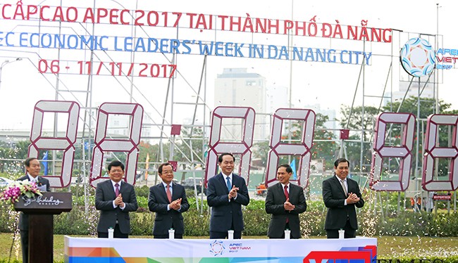 Chủ tịch nước Trần Đại Quang bấm nút khởi động đồng hồ đếm ngược APEC 2017 tại Đà Nẵng