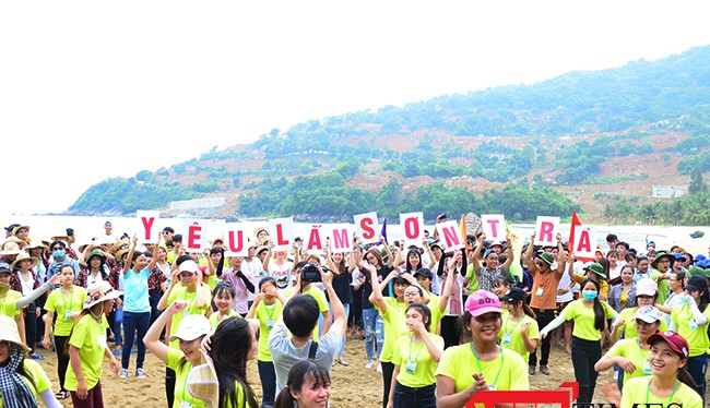 Hưởng ứng các hoạt động bảo vệ môi trường tại Sơn Trà, sáng 19/5, hơn 1.000 sinh viên ĐH Đông Á (Đà Nẵng) đã hành động kêu gọi “Không mang túi ni-lông đến Sơn Trà”.