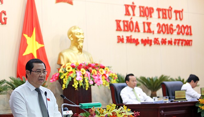 Ông Huỳnh Đức Thơ, Chủ tịch UBND TP Đà Nẵng phát biểu tiếp thu ý kiến các đại biểu HĐND diễn ra sáng 7/7.