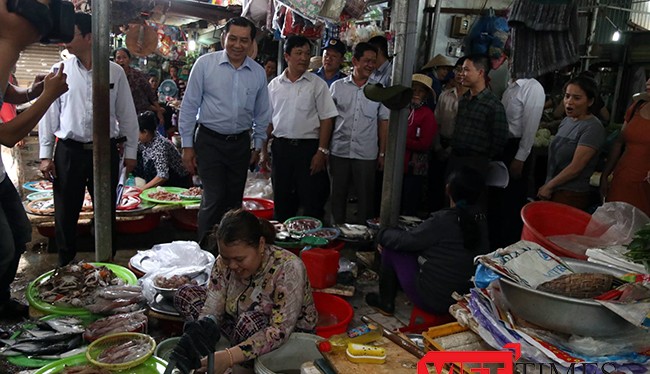Lãnh đạo Đà Nẵng trong chuyến thực tế kiểm tra chất lượng vệ sinh an toàn thực phẩm tại các chợ trên địa bàn