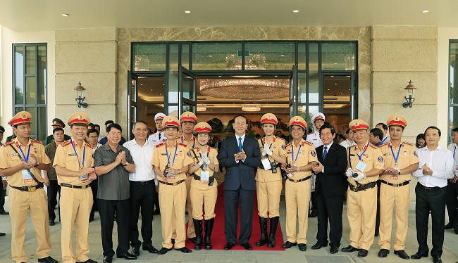 Lực lượng CSGT làm nhiệm vụ tại APEC 2017 chụp ảnh lưu niệm với Chủ tịch nước Trần Đại Quang