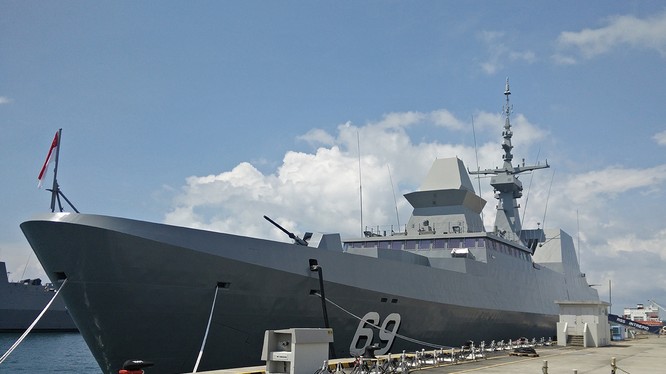 Tàu khu trục RSS INTREPID của Hải quân Singapore (ảnh: Wikimedia Commons)