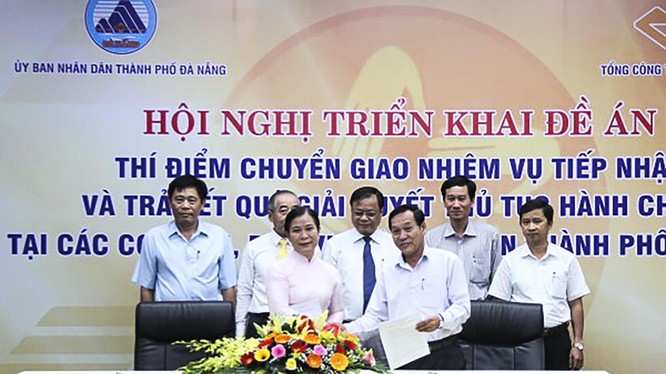 Đại diện các đơn vị và Bưu điện TP Đà Nẵng tại buổi ký kết thực hiện thí điểm Đề án (ảnh Ngô Huyền-danang.gov.vn)