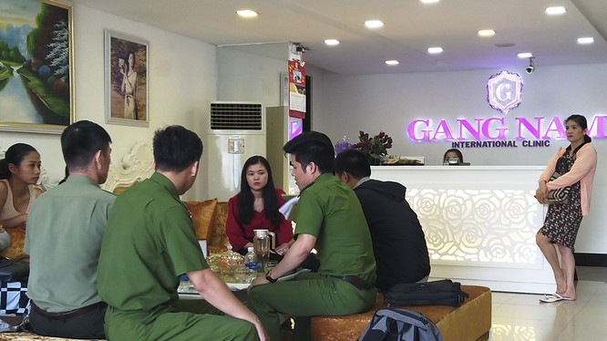 Lực lượng Công an ghi nhận vụ việc 7 phụ nữ kéo đến cơ sở Viện thẩm mỹ quốc tế Gang Nam - chi nhánh Đà Nẵng phản ứng vì làm đẹp không hiệu quả (ảnh cơ quan công an cung cấp)