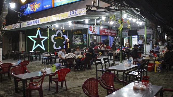 UBND TP Đà Nẵng vừa có văn bản cho phép các cơ sở kinh doanh ăn uống được hoạt động trở lại nhưng không được phục vụ tại chỗ và phải đảm bảo giãn cách xã hội.