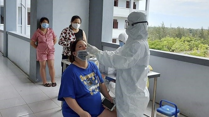 Nhân viên y tế chăm sóc sức khỏe cho sản phụ cách ly tại Quảng Nam (Ảnh Báo Quảng Nam)