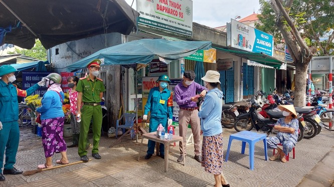 Người dân đi chợ Hà Thân (quận Sơn Trà, Đà Nẵng) được giám sát dịch tễ để phòng, chống dịch COVID-19.
