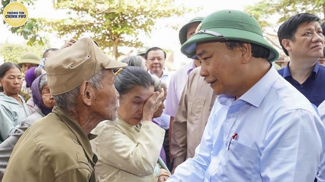 Thủ tướng Chính phủ Nguyễn Xuân Phúc trong chuyến thăm người dân vùng lũ tỉnh Quảng Bình (Ảnh: VGP)