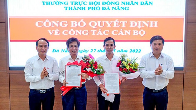 Ông Nguyễn Xuân Tiến (thứ 2 từ phải sang) tại buổi công bố quyết định bổ nhiệm (ảnh HDND TP)