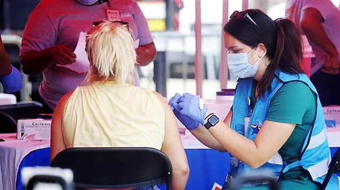 Nhân viên y tế tiêm vaccine phòng bệnh đậu mùa khỉ cho người dân tại New Orleans, Mỹ, ngày 13/8/2022. (Ảnh: THX/TTXVN)