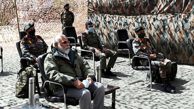 Thủ tướng Ấn Độ Modi thị sát Ladakh, điểm nóng xung đột với Trung Quốc (Ảnh: Reuters)