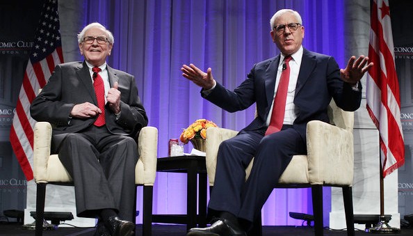 Tỉ phú David Rubenstein hỏi chuyện huyền thoại đầu tư xuất sắc nhất mọi thời, tỉ phú Warren Buffett. Ảnh: Getty