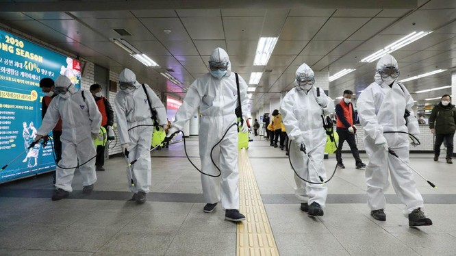Nhân viên y tế phun thuốc khử trùng phòng chống Covid-19 tại một nhà ga ở Seoul, Hàn Quốc (Ảnh: AP)