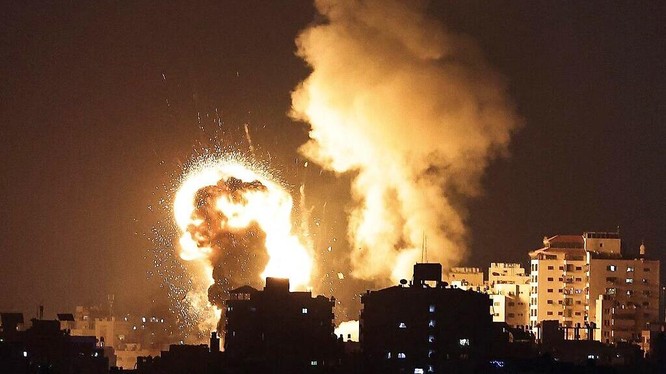 Israel pháo kích vào dải Gaza để trả đũa Hamas bắn rocket vào lãnh thổ nước này ngày 12/5/2021. Ảnh: AFP