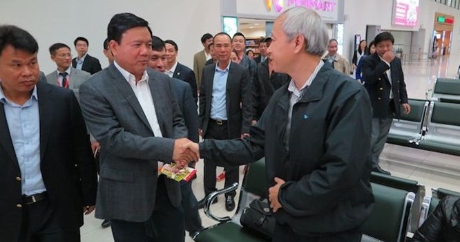 Bộ trưởng Đinh La Thăng chia tay hành khách của Vietjet đáp chuyến muộn đêm 30 Tết. Ảnh: mt.gov.vn