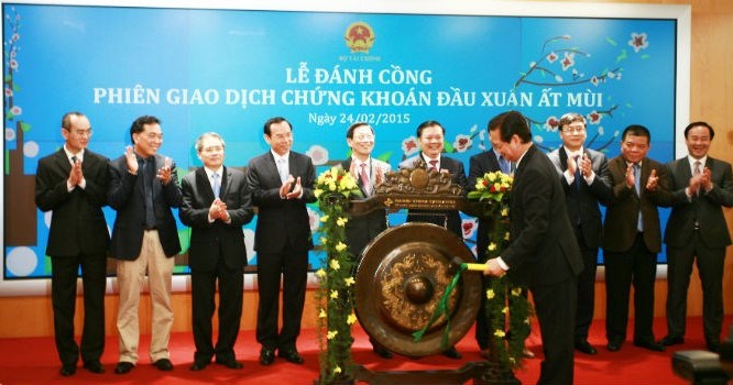 Thủ tướng Nguyễn Tấn Dũng đánh tiếng cồng khai trương phiên giao dịch đầu Xuân tại HNX.